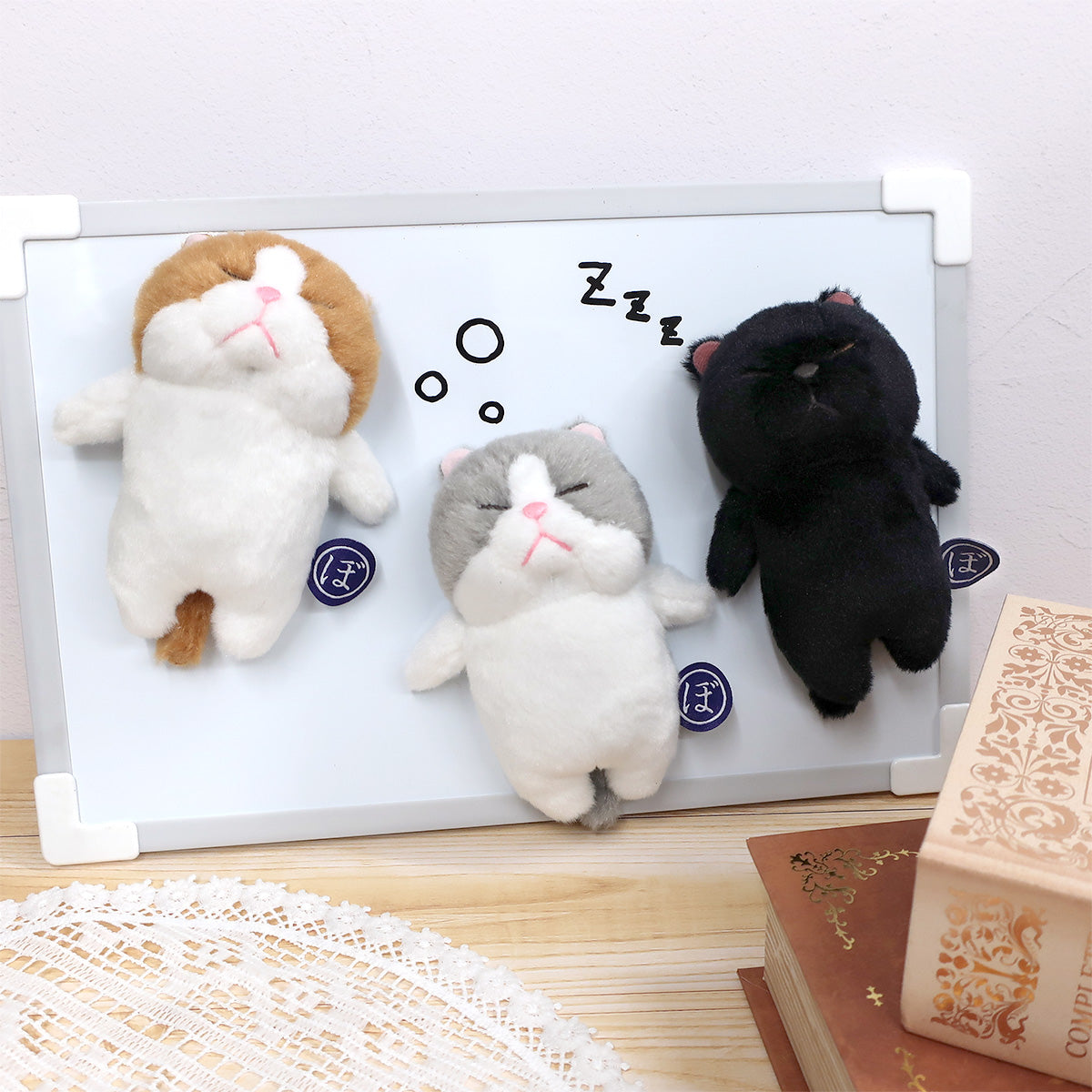 あほねこ ねぼけあめちゃん。黒猫は肉球は真っ黒なんですね。